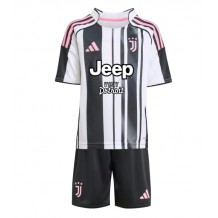 Juventus Gleison Bremer #3 Hjemmedraktsett Barn 2025-26 Kortermet (+ Korte bukser)